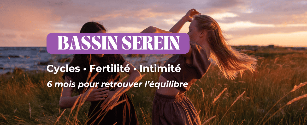 femmes qui dansent dans un champ de blé, illustration du programme Bassin Serein (pour retrouver un cycle apaisé et faire la paix avec son bassin)