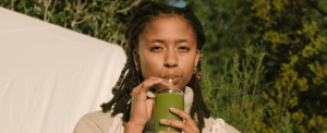 femme qui boit smoothie
